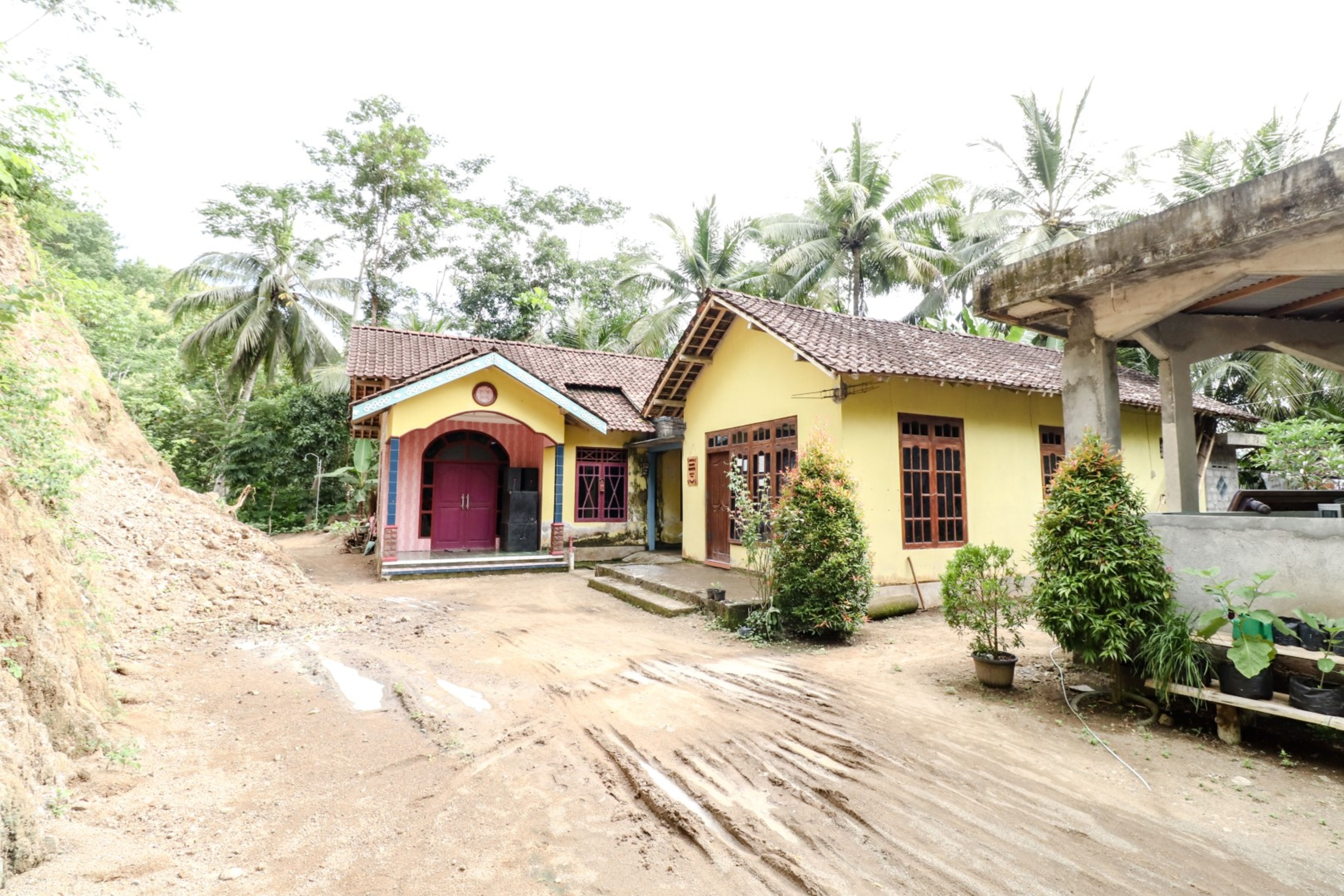 Kasmiyem Homestay,Kokap>>Borobudur,2.5 star