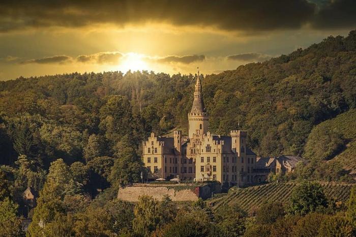 Schloss Arenfels,Neuwied>>Bad Hoenningen,1 star