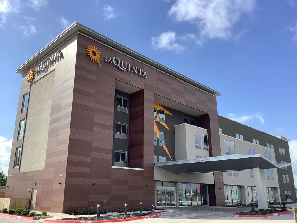 la quinta inn and suites by wyndham corpus christi southeast