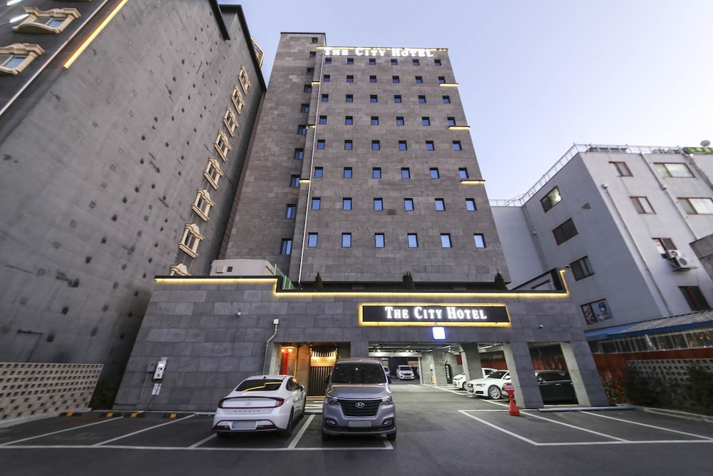 The City Hotel,,3 star