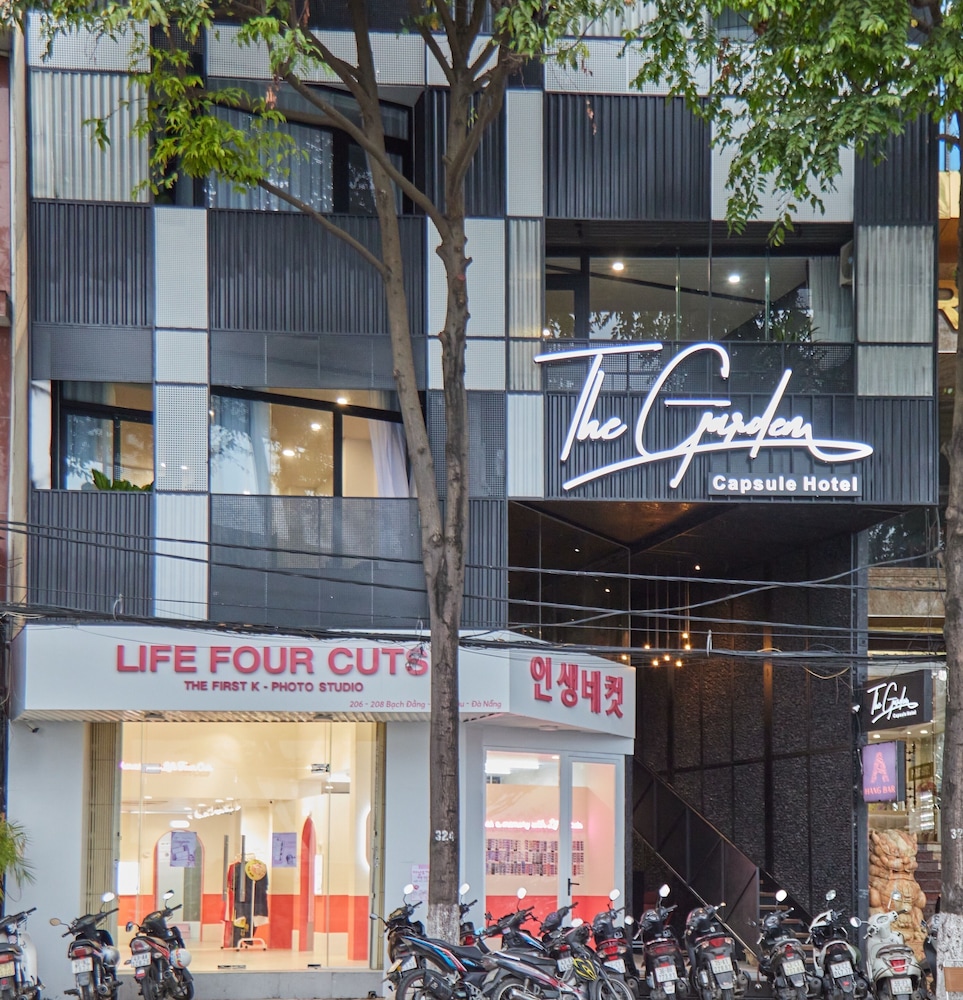 the garden capsule hotel