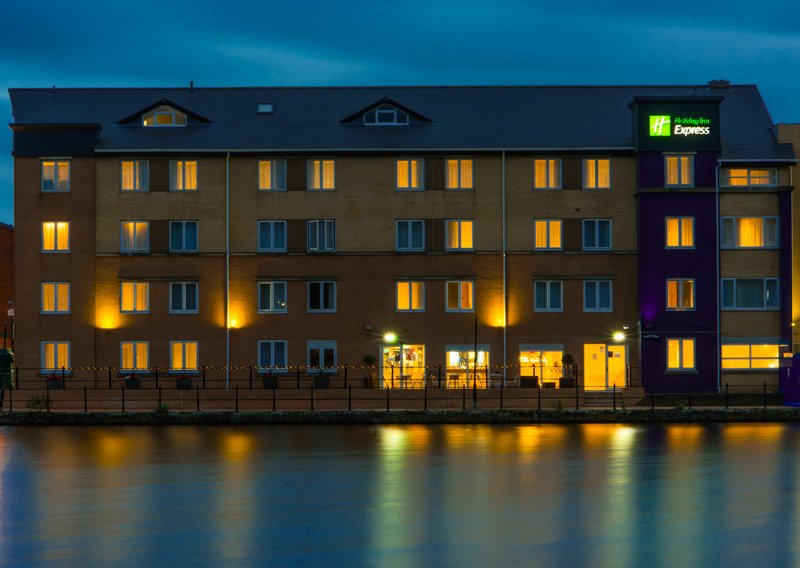 holiday inn express cardiff bay an ihg hotel