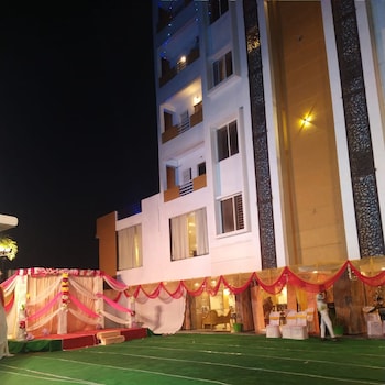 Hotel Abhinav Royal,438/2, Hoshangabad Rd, Near Vrandavan Garden, Bhopal, Madhya Pradesh 462011,3 star