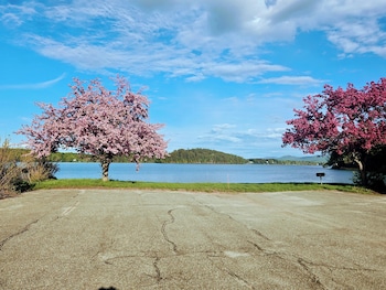 Island Pond Country Inn,,2 star