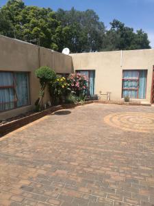 Naisar Sparkling White Apartment,Daveyton>>Brakpan,0 star
