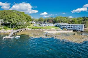 Smuggler's Cove Inn,Boothbay Harbor>>Boothbay,2.5 star