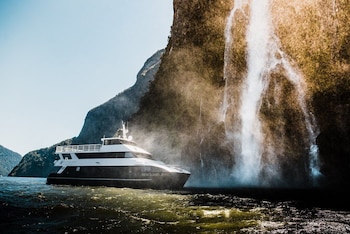 Fiordland Discovery,Milford Sound>>Glenorchy,4 star