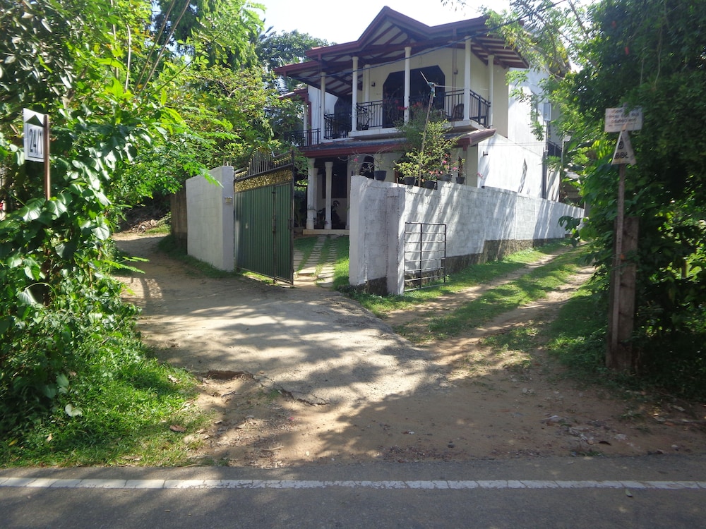 Dini Galle,Sri Lanka>>Galle,3 star