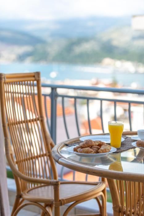 Elegant Living,28, Kefalou & Panas Str.,0 star