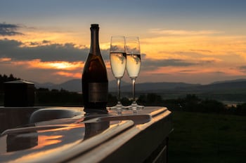 Luxurious Super-King Lodge With Hot Tub,Elderslie>>Dalry,3.5 star