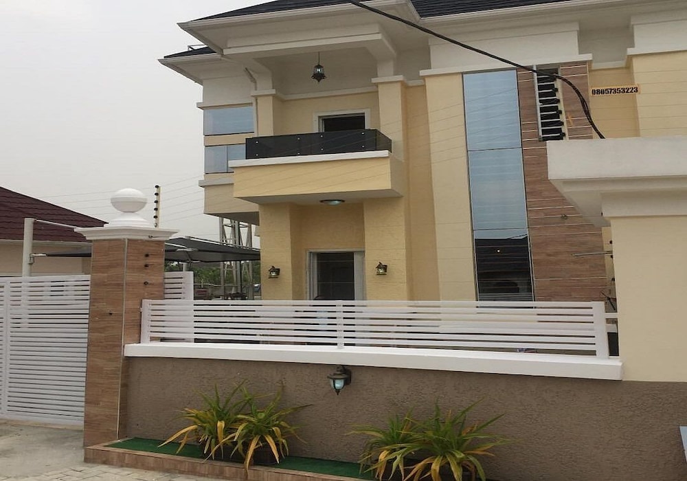 leez luxury apartment