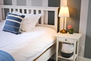 Vancouver West Cozy Retreat By Host Launch,,2.5 star