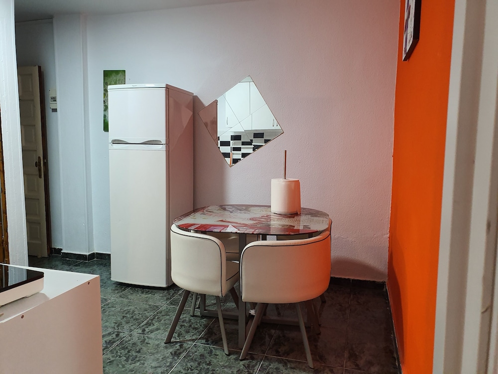 low cost room plaza de hierro i