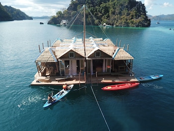 paolyn floating house restaurant
