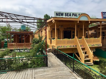 New Sea Palace Houseboats