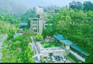 The Shahanshahi,Nagpur>>Dehradun,5 star