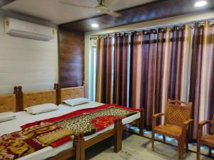 Shubhadra Guest House,Main Janmabhoomi Campus, Near Brijwasi Mithaiwala,3 star