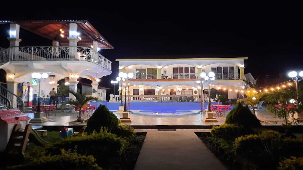 Hotel La Estancia,,4 star