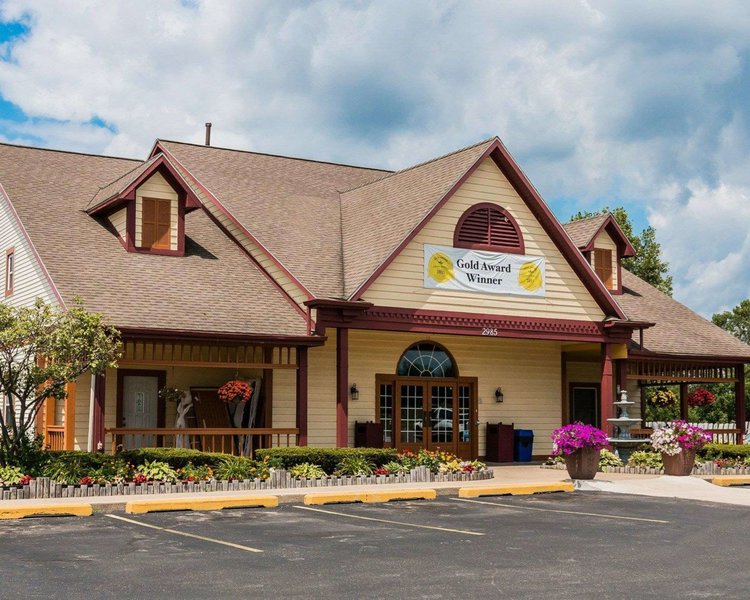 econo lodge and suites grand rapids airport
