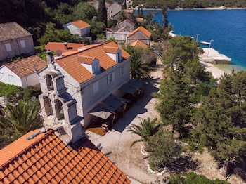 Vrnik Arts Club,,3.5 star