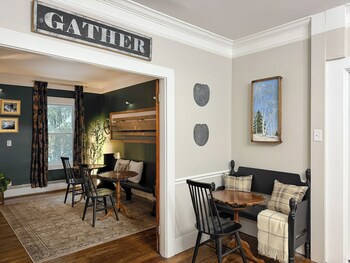 The Aurora Inn & Cottages,Near Bear Notch Ski Touring Center,2 star