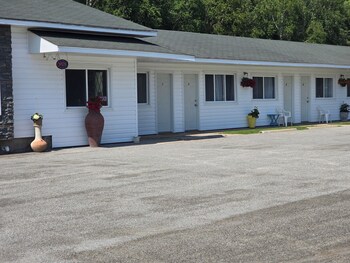 White Fang Motel,,5 star