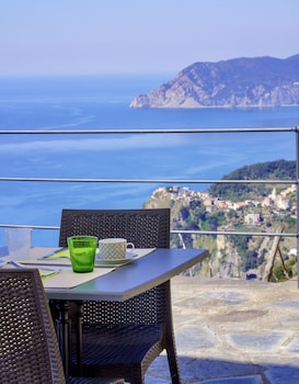 Luna Di Marzo,Near Manarola Ferry,3 star