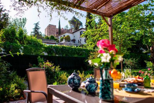 magnificent 4 bd house with private garden carmen del cipres