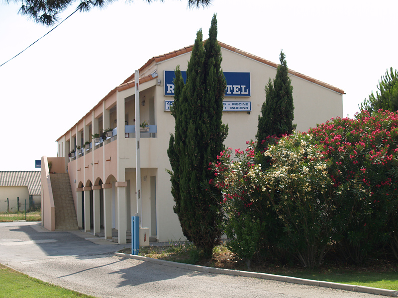 artemia aigues mortes hotel avec piscine