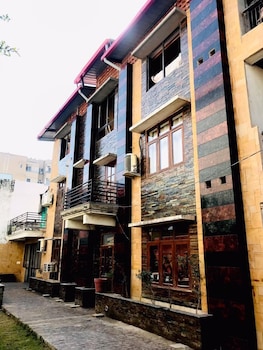 Jjk @ Stay Home,Dalanwala,3 star