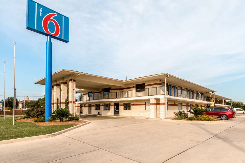 Motel 6 San Antonio, Tx - South Ww White Rd,,2 star