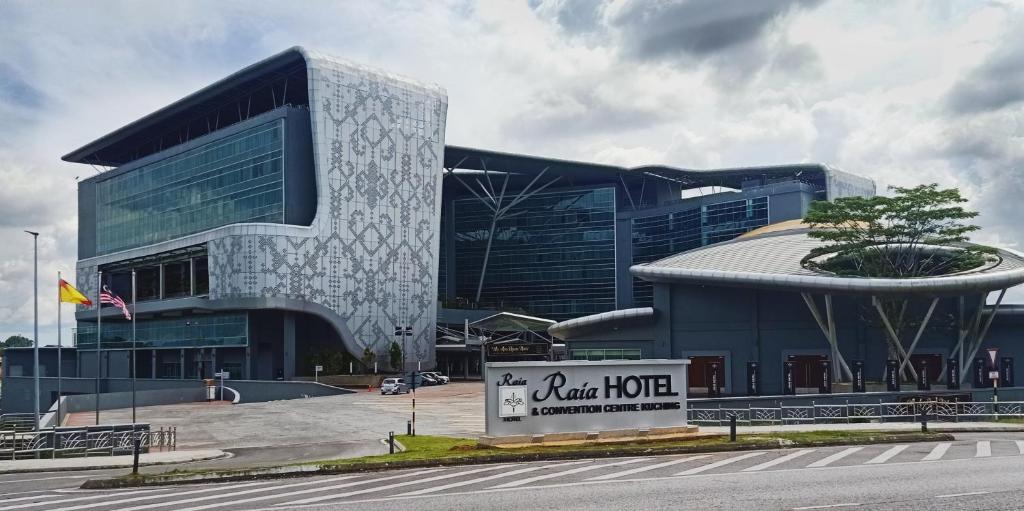 Raia Hotel & Convention Centre Kuching,Happy Garden>>Kuching,2.5 star