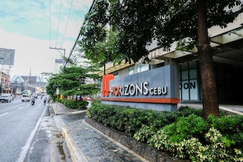 studio condo at horizons 101