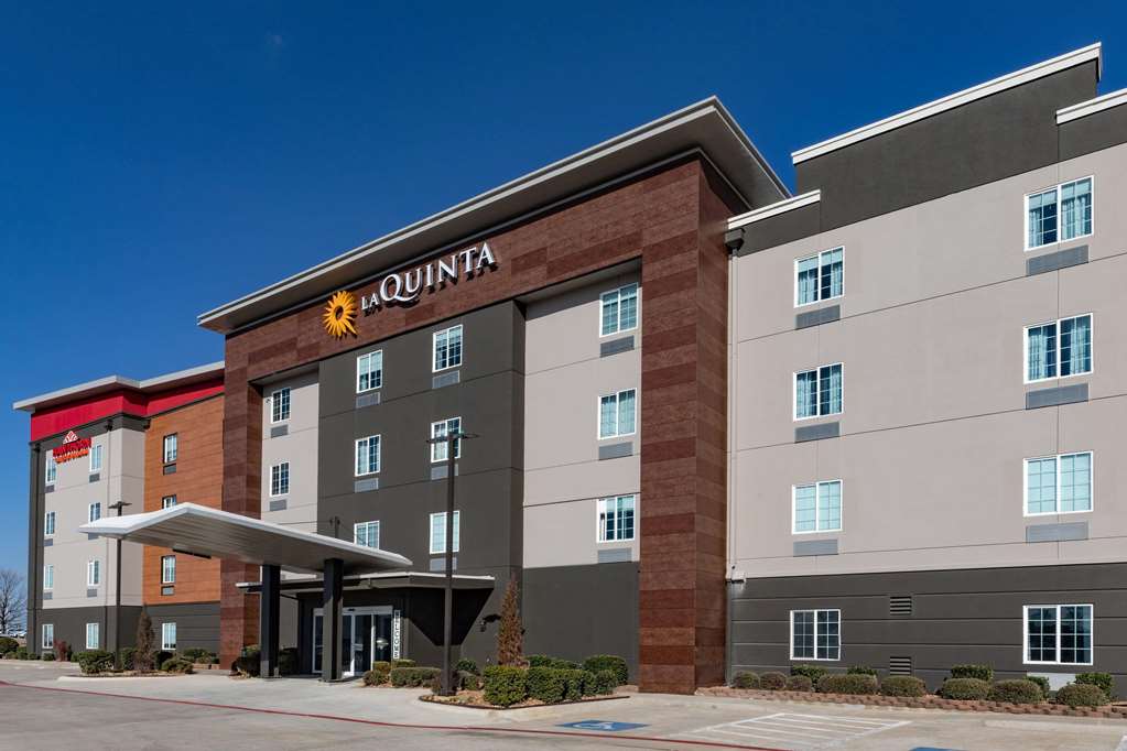 La Quinta Inn & Suites By Wyndham Ardmore,,2.5 star