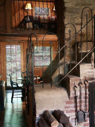 Huddleson Court,,2 star