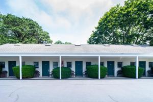 The Wainscott Inn,,2 star