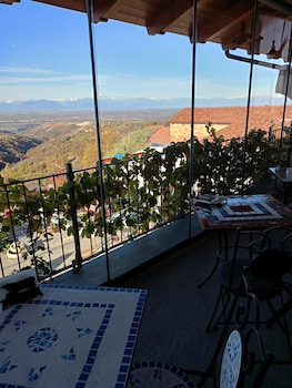 Villa Belvedere Langhe,,3 star