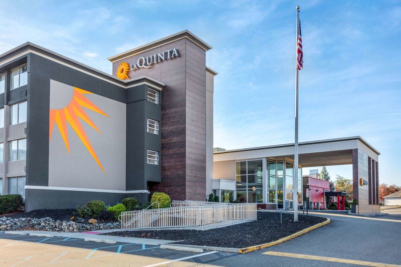 La Quinta Inn & Suites By Wyndham Clifton/Rutherford