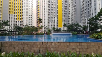 pool view 2br apartment springlake summarecon