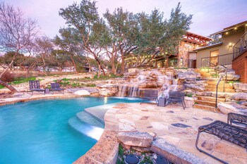 luxury hill country villa w pool hottub views