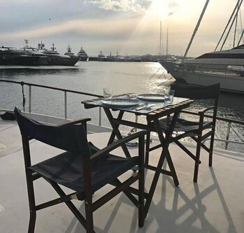 Dream House Boat,,3 star