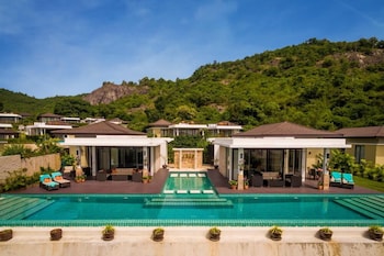 resort pool villa with 5 bedrooms ts1