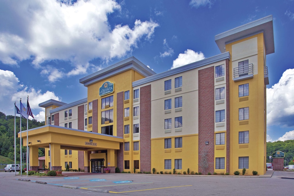 La Quinta Inn & Suites Elkview - Charleston Ne,,3 star