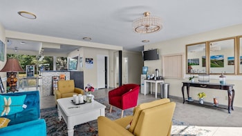 Red Arrow Inn & Suites,,3 star