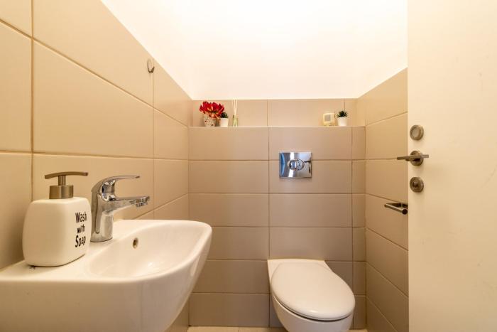 luxury one bedroom apartment parking in city center