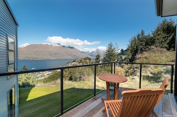 Modern One Bedroom Apartment With Lake View,,0 star