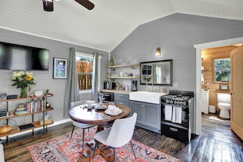 Luxurious & Intimate Cottage In Fred Wine Country!,Stonewall>>Fredericksburg,3 star