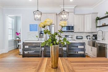 stunning 4 and 5 brs w pool by hosteeva