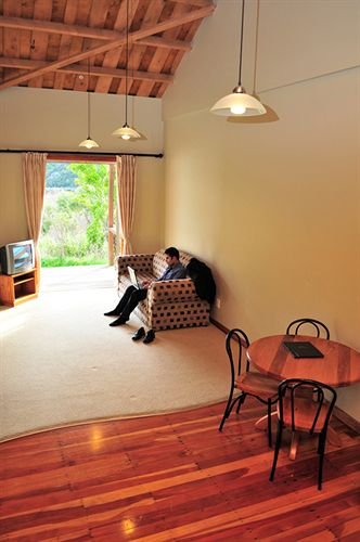 Silverstream Retreat,Porirua>>Lower Hutt,3 star