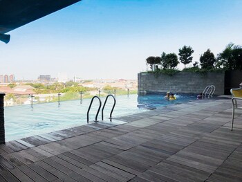 strategic and cozy studio room apartment at tamansari papilio